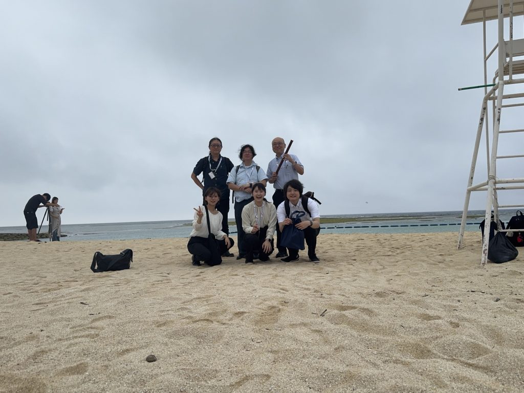 学会会場裏のビーチにて